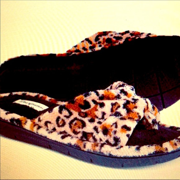 dearfoams | Shoes | Women Leopard Print Dearfoarms Audra Microfiber Pool Thong  Slippers | Poshmark